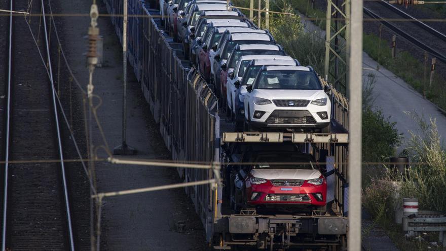 Un tren con coches Seat en Múnich (Alemania).