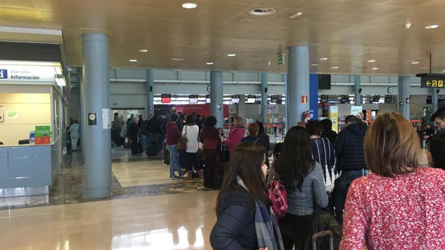 Un rayo provoca la cancelación de un vuelo entre Asturias y Madrid