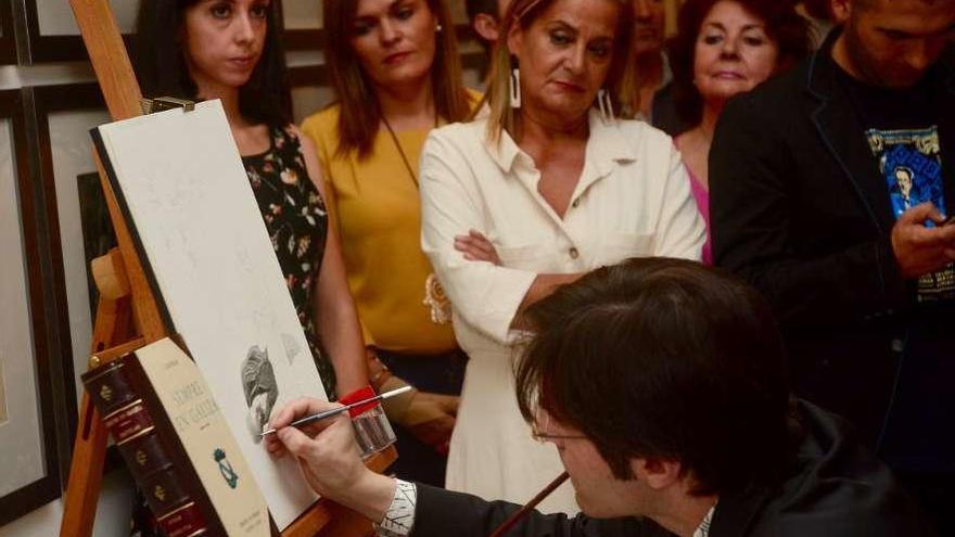 El dibujante Kiko da Silva recrea la obra de Castelao en el Museo, ante la presidenta provincial. // R.V.