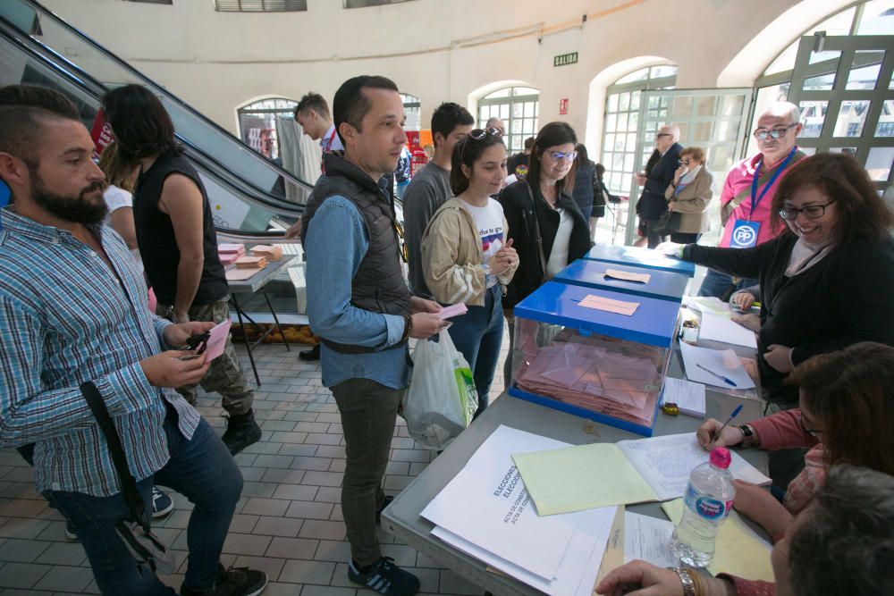 Jornada electoral en el Mercado central de Alicante.