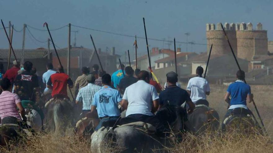 Los caballistas avanzan por Villalpando, con la Puerta Villa al fondo.