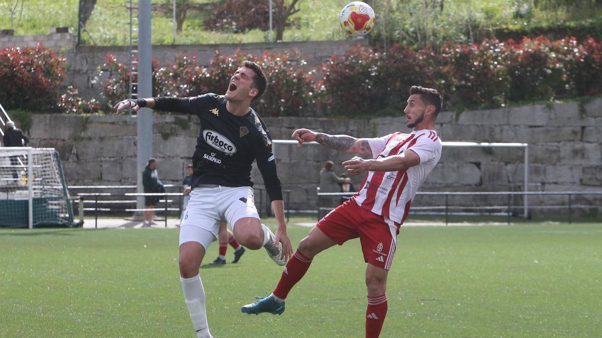 Adrián Cruz en una acción del duelo entre el Alondras y el Silva.