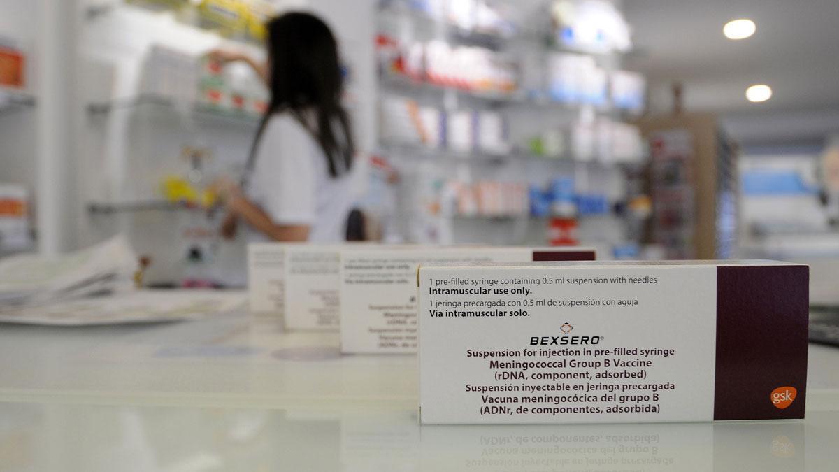 Cajas de vacunas Bexsero contra la meningitis en una farmacia
