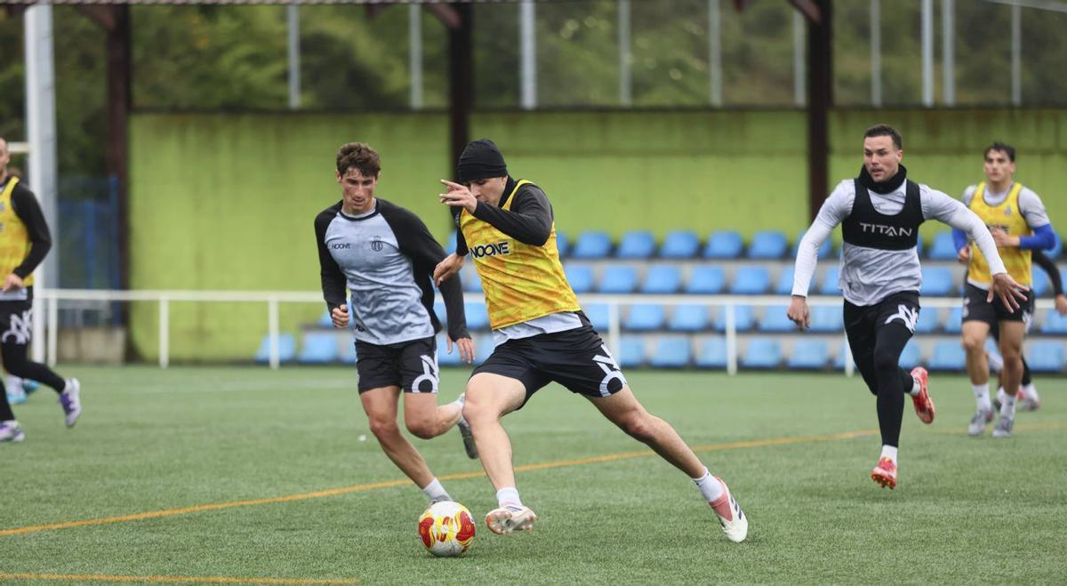 Rivera conduce la pelota bajo la presión de Javi Cueto y Kevin Bautista. | MARIO CANTELI
