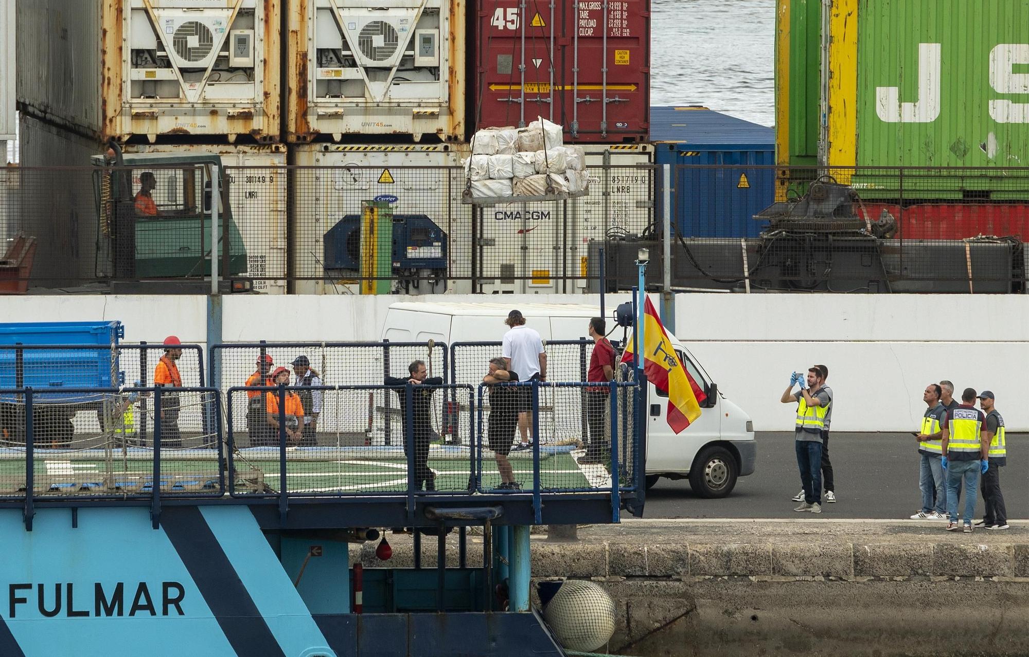 Traslado al Puerto de Arrecife (Lanzarote) del pesquero interceptado con 1.000 kilos de cocaína