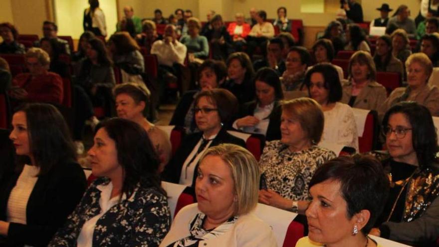 Las trabajadoras de la entidad en el acto del aniversario.