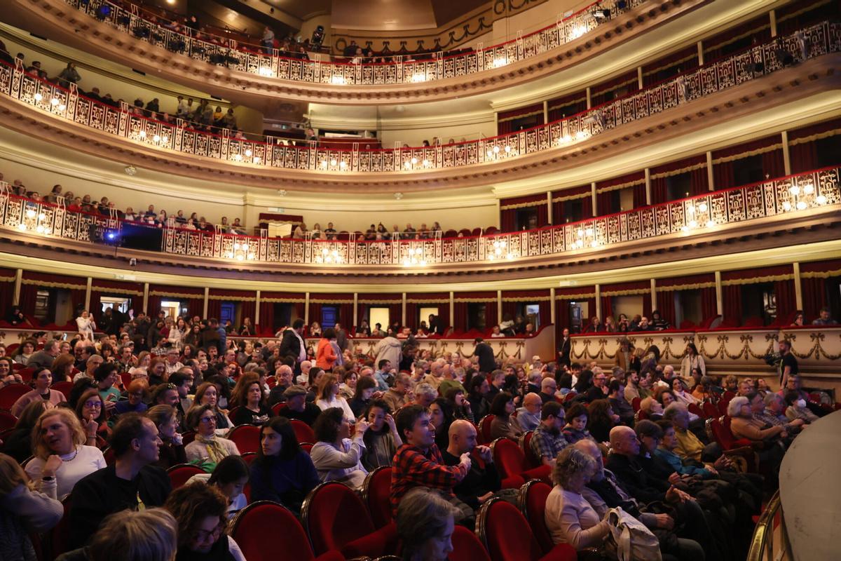 Público en el teatro Campoamor.