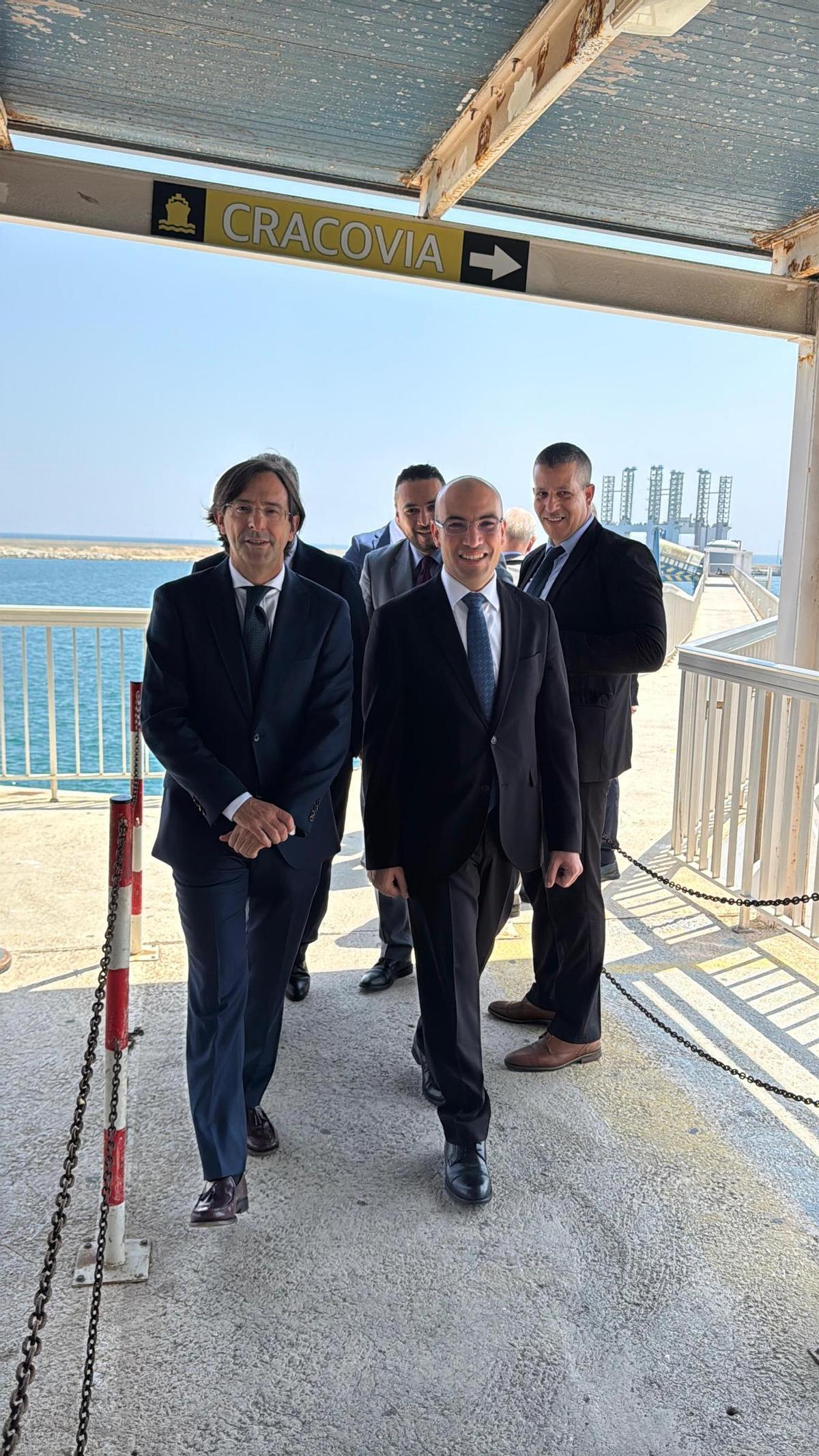 Otro momento de la visita realizada a las istalaciones del puerto.