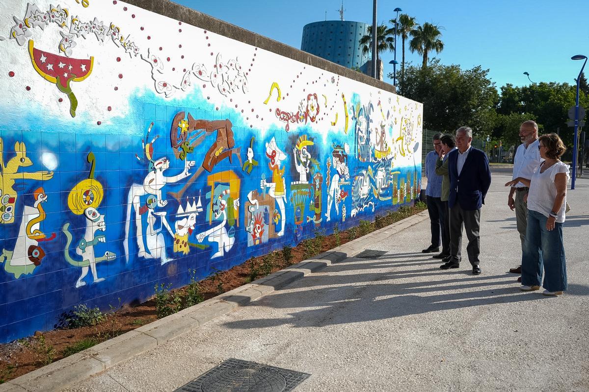 La nueva Puerta de la Barqueta de Sevilla con el mural ‘Verbo América’