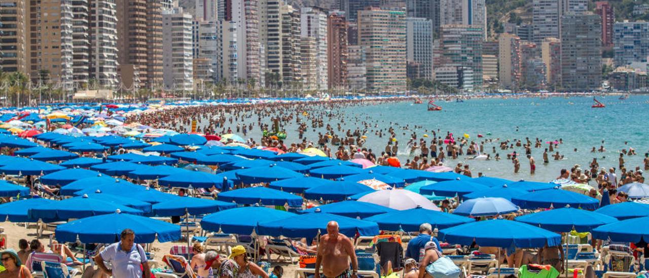 Imagen de la playa de Levante llena este verano.