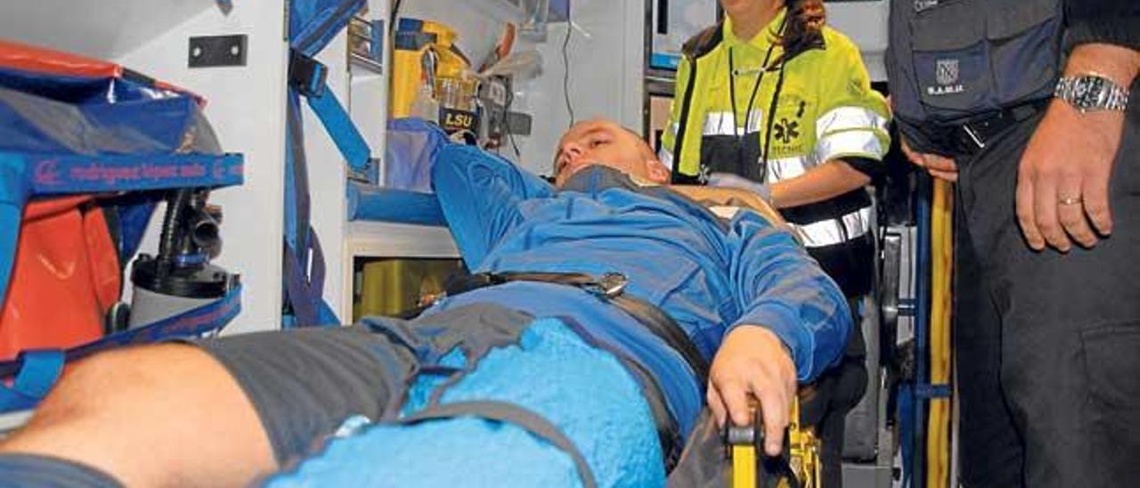 El jugador del Sant Marçal Alberto Maldonado es traladado al hospital tras lesionarse.