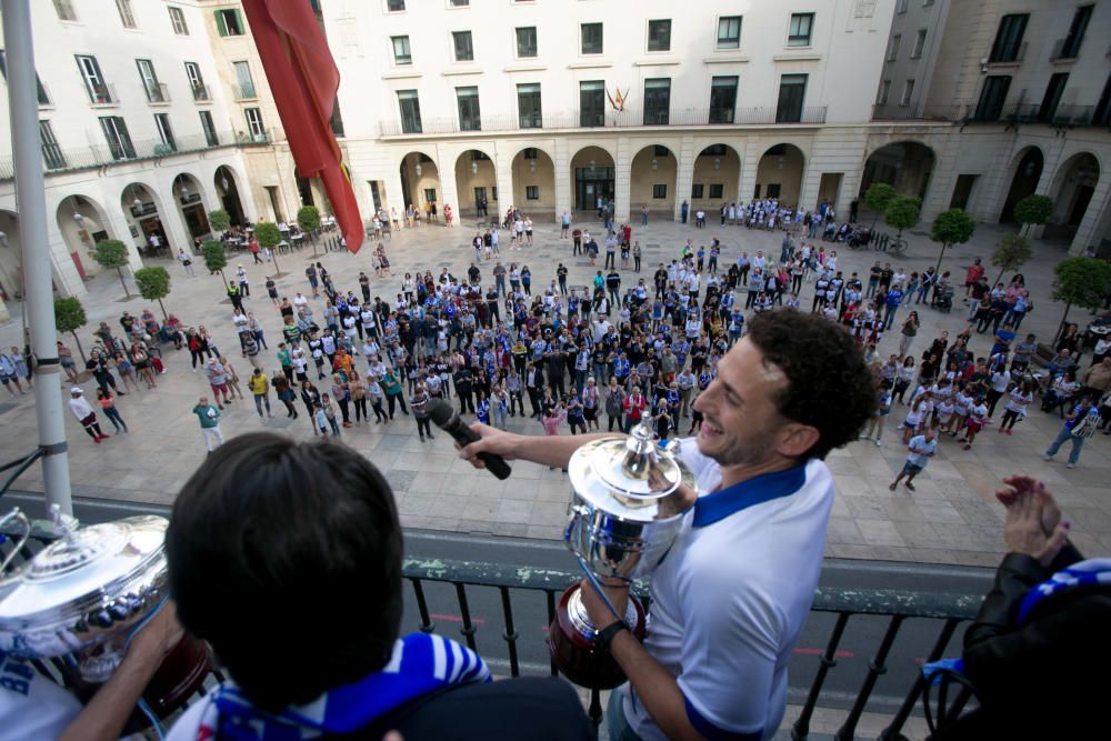 Unos 300 aficionados arropan al equipo de Rivero en el Ayuntamiento tras su ascenso a LEB Oro