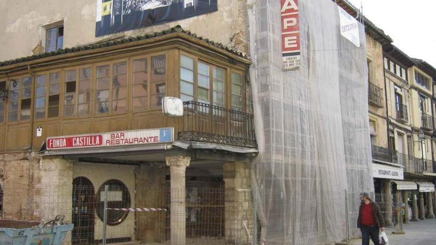 Un vecino observa las obras que se están ejecutando en la fachada del histórico edificio. Foto