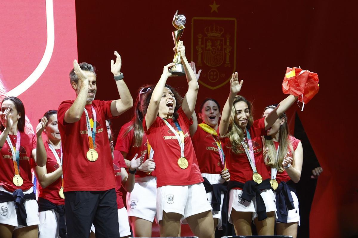 La gran fiesta del triunfo de la selección española de fútbol femenino en Madrid, en fotos