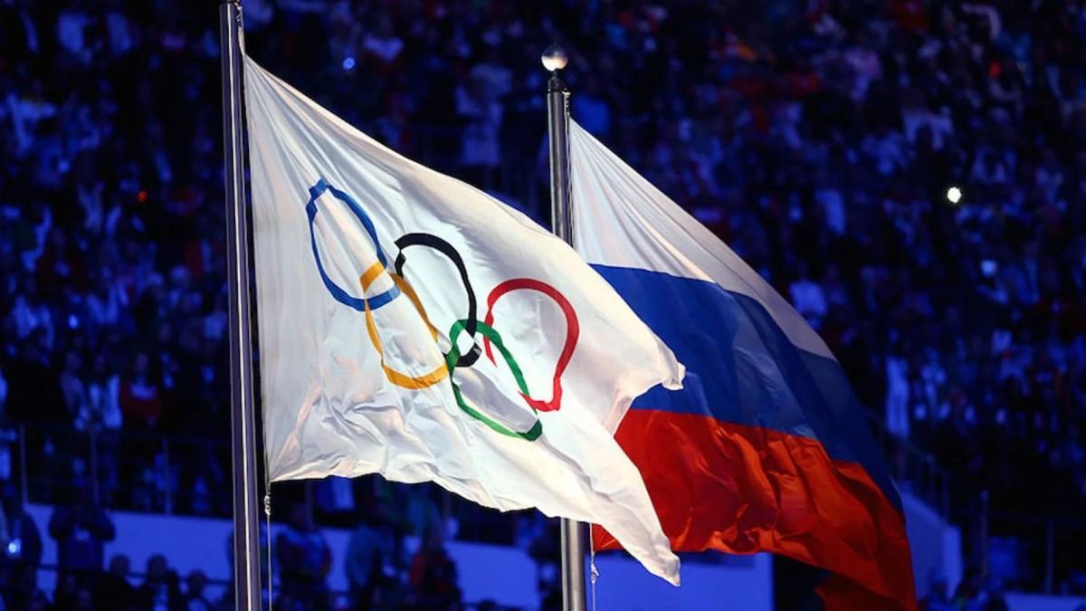 Las banderas de los Juegos Olímpicos y la Rusa ondeando juntas