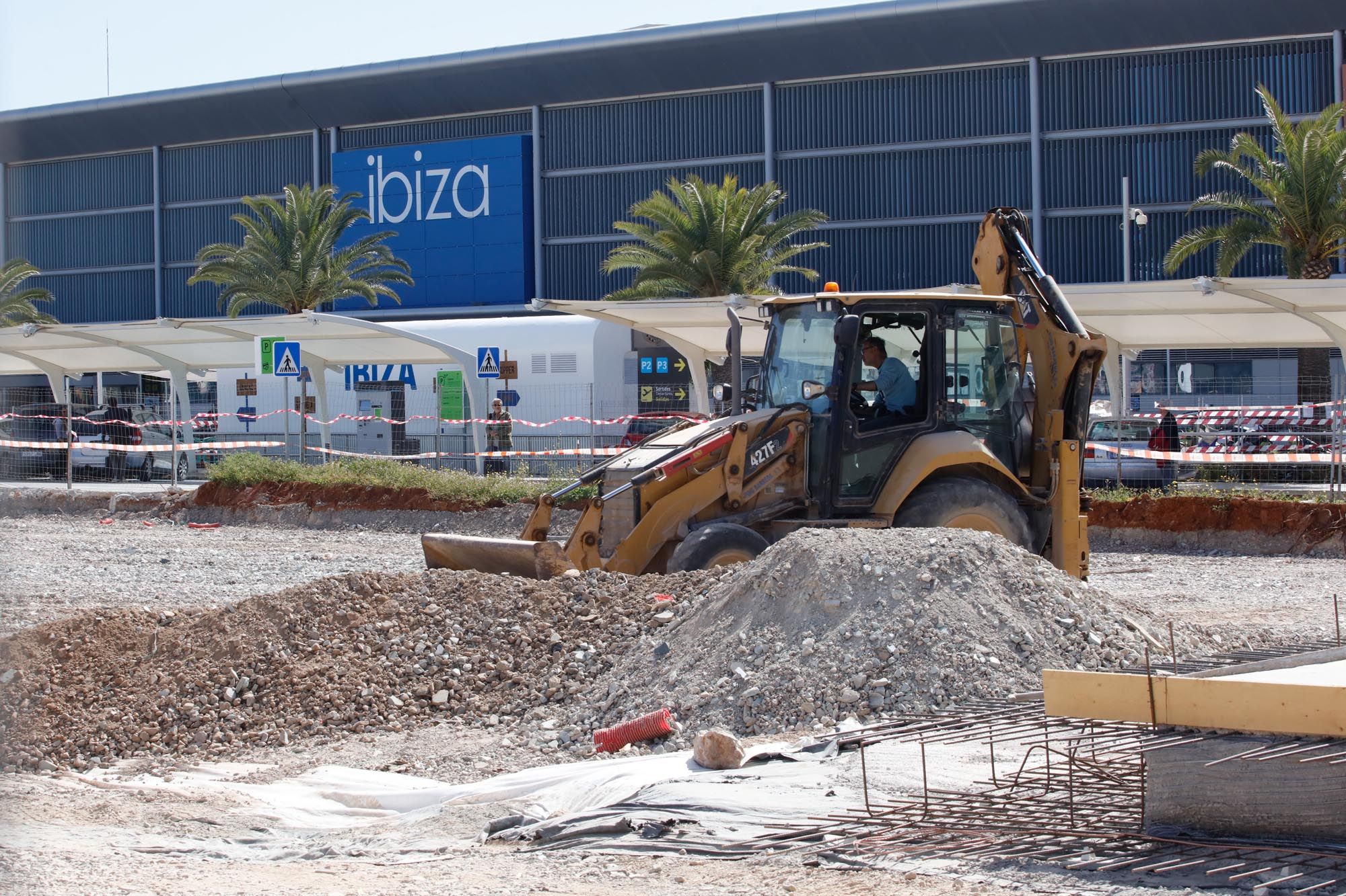 Obras en el aparcamiento del aeropuerto de Ibiza