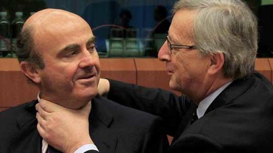 Guindos, con Juncker, en una imagen de 2012.