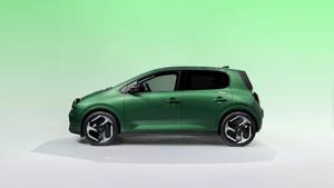 El Renault Twingo E-Tech mide 3,789 metros de largo, 1,491 de alto y 1,72 metros de ancho, con una distancia entre ejes de 2,493 metros.