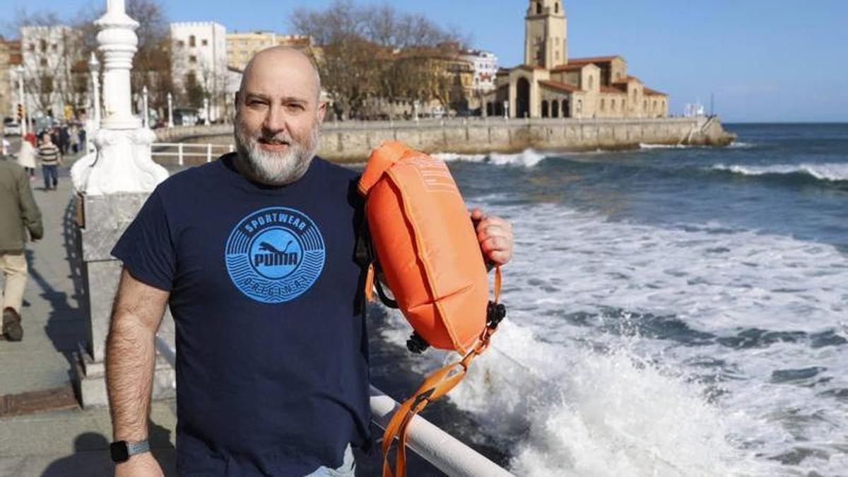 VÍDEO: Los dueños de perros celebran que los canes puedan acceder a la playa de San Lorenzo en las noches veraniegas: "No molestan a nadie"
