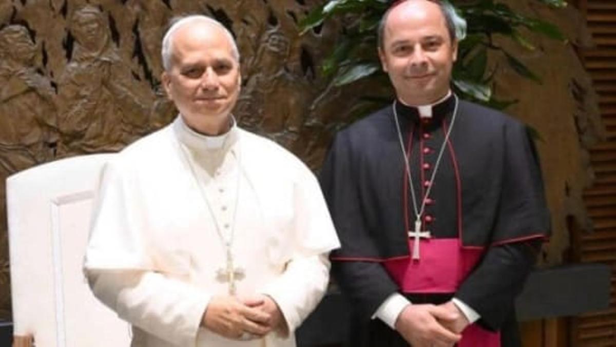 El papa León XIV, con el obispo de la Diócesis de Tenerife, Eloy Santiago.