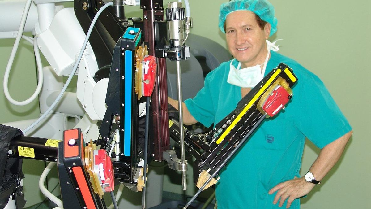 El doctor Humberto Villavicencio, de la Fundació Puigvert, en 2005 con el primer robot del sistema da Vinci que se utilitzó.
