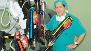 El doctor Humberto Villavicencio, de la Fundació Puigvert, quien dirigió la primera cirurgía robótica en España, con el primer robot del sistema da Vinci que se utilitzó.