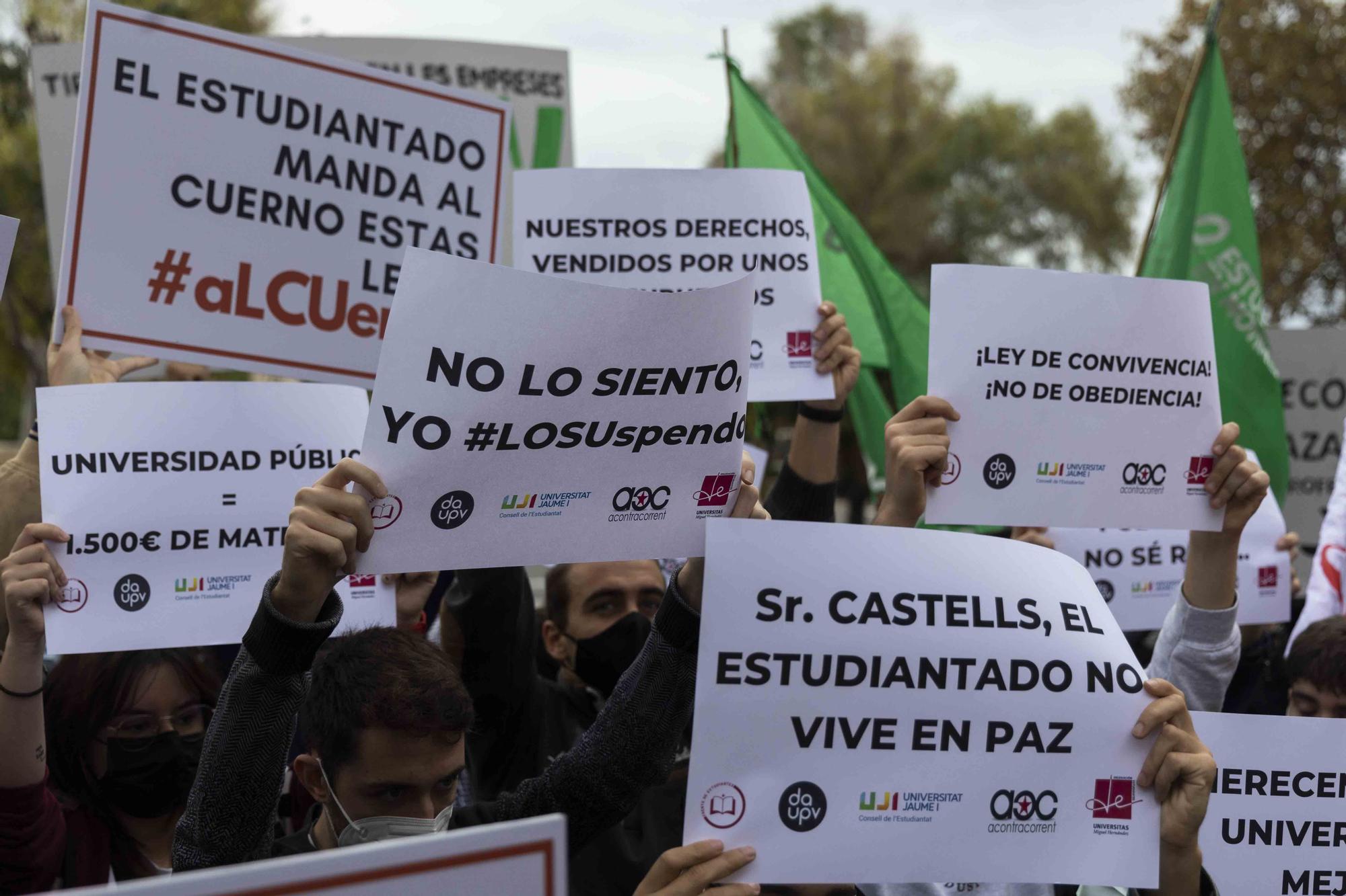 Los universitarios se manifiestan contra la "ley Castells"