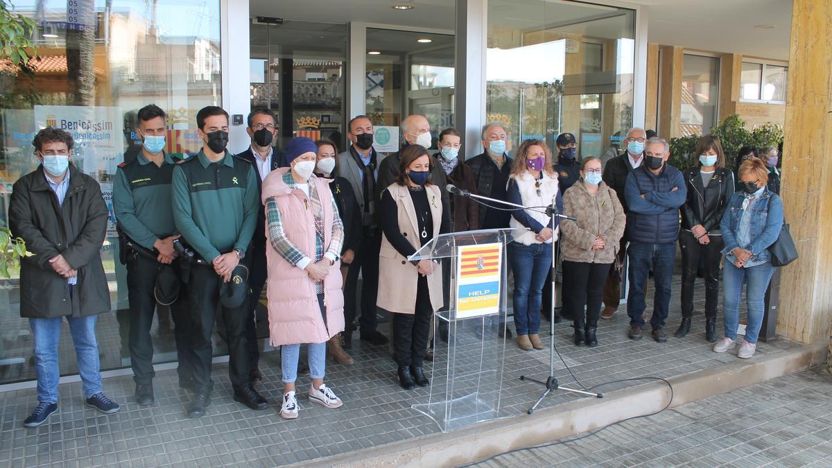 Concentración silenciosa en apoyo a Ucrania a las puertas del ayuntamiento de Benicàssim.