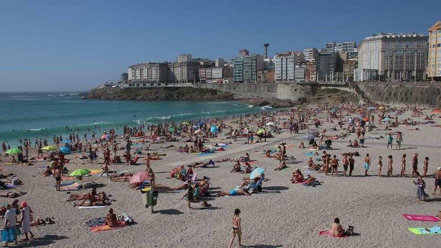 La playa del Orzán, en un día de sol este verano.