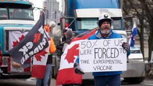 Camioneros protestan en Ontario, Canadá, este 11 de febrero de 2022.