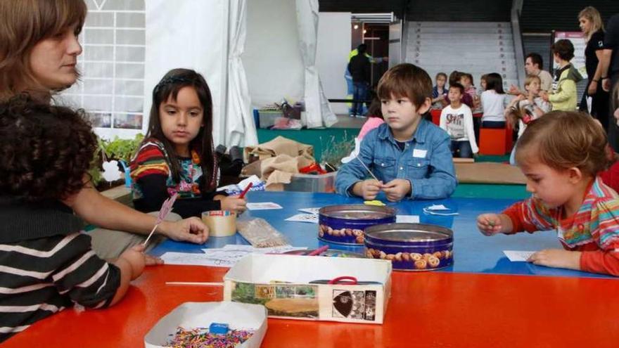 A la izquierda, menores en uno de los talleres programados para ellos. A la derecha, una mujer interesada en unas cazuelas.