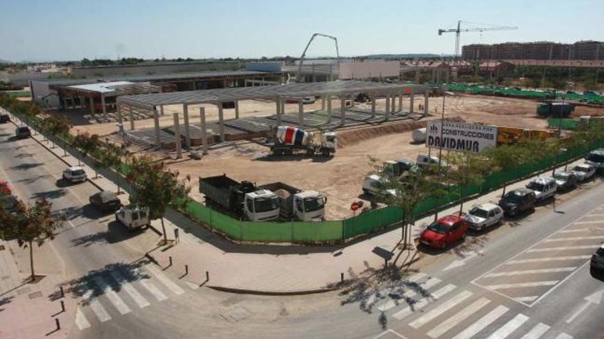 Estado actual de las obras. En primer plano, el lugar donde se instalará la gasolinera.