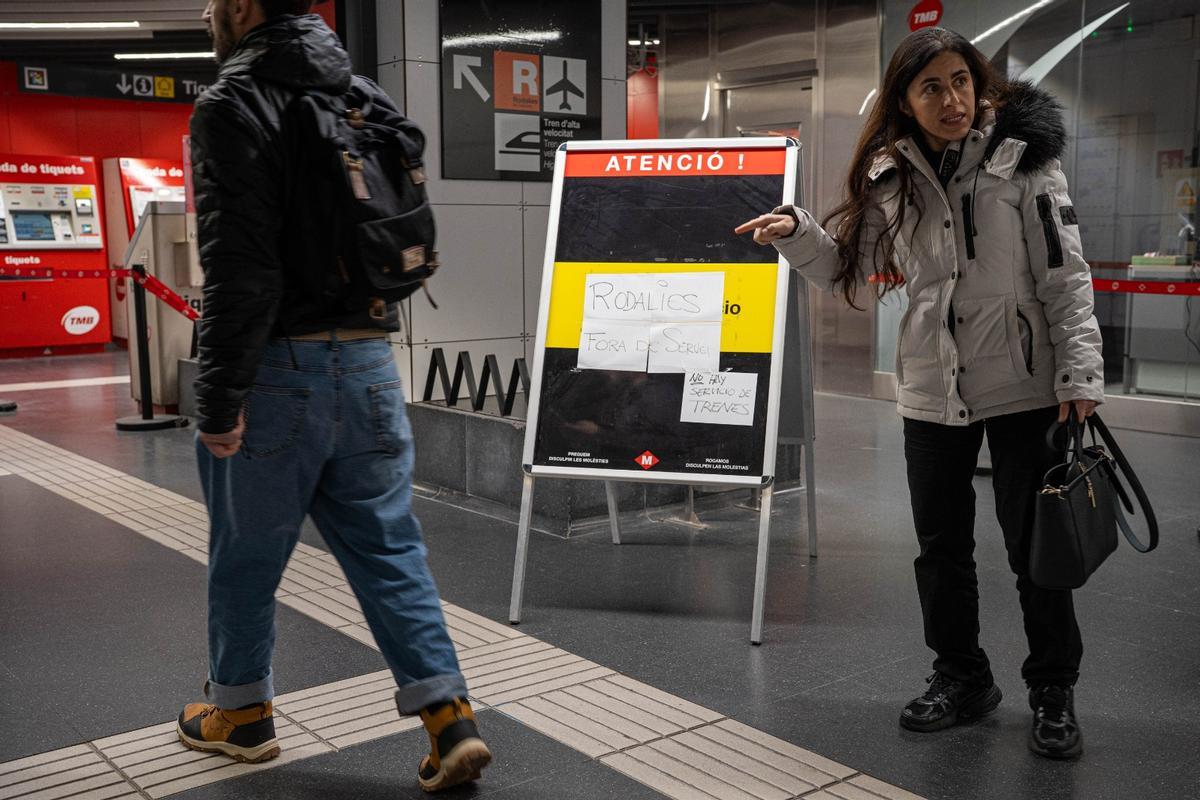 Desconcierto en la estación de Sants tras la suspensión del servicio de Rodalies