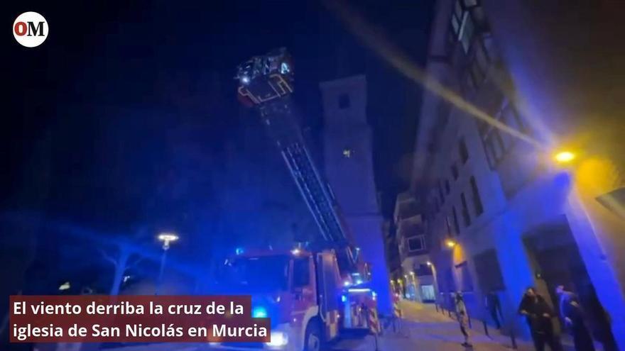 El viento derriba la cruz de la iglesia de San Nicolás en Murcia