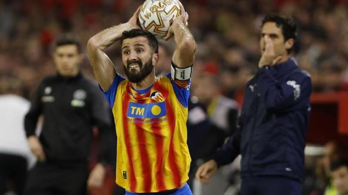 VALENICA CF LALIGA | Gayà resiste en el campo pese al doble impacto en la cabeza con Juanlu