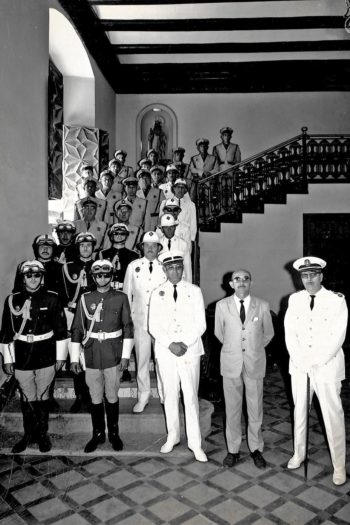 La Policia Municipal d'Alzira en el hall de l'Ajuntament l'any 1969.