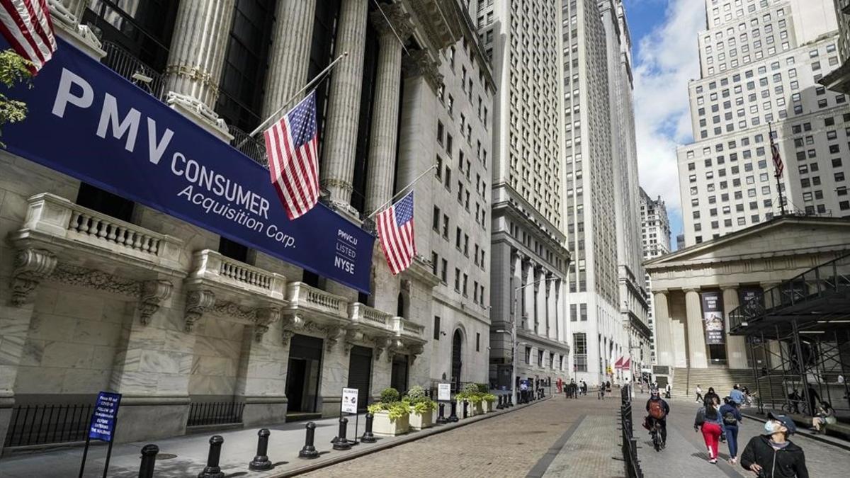 zentauroepp55733480 file   pedestrians pass the new york stock exchange  friday 201103222953