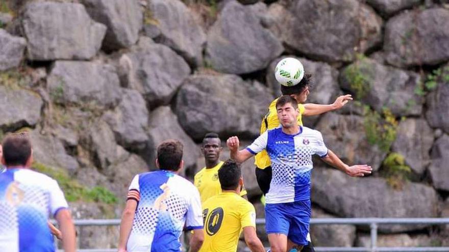 Kike Fanjul cabecea ante la presión de un rival.