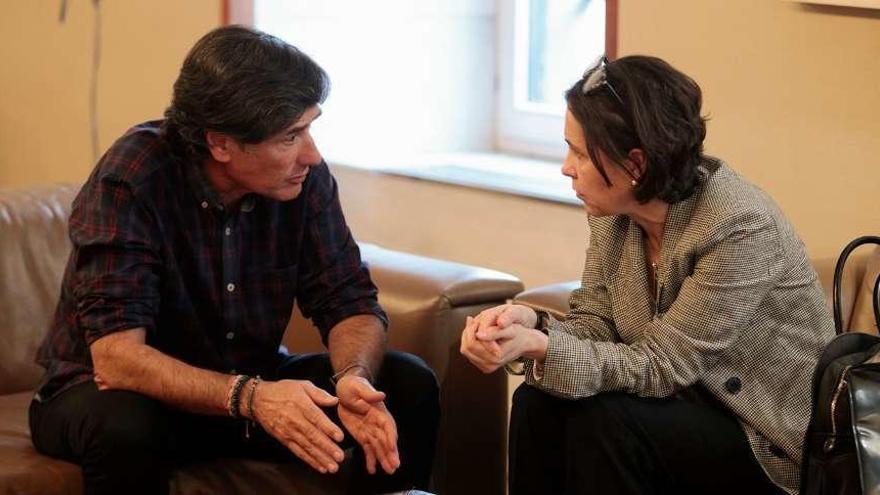 Enrique López, durante una reunión con la consejera de Hacienda, María Dolores Carcedo.