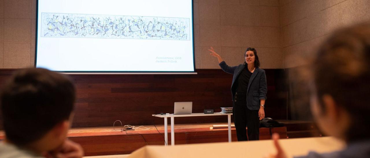 Clara García Fraile explica a los alumnos del colegio Riomanzanas el cuadro “Summertime”, de Jackson Pollock. | Emilio Fraile