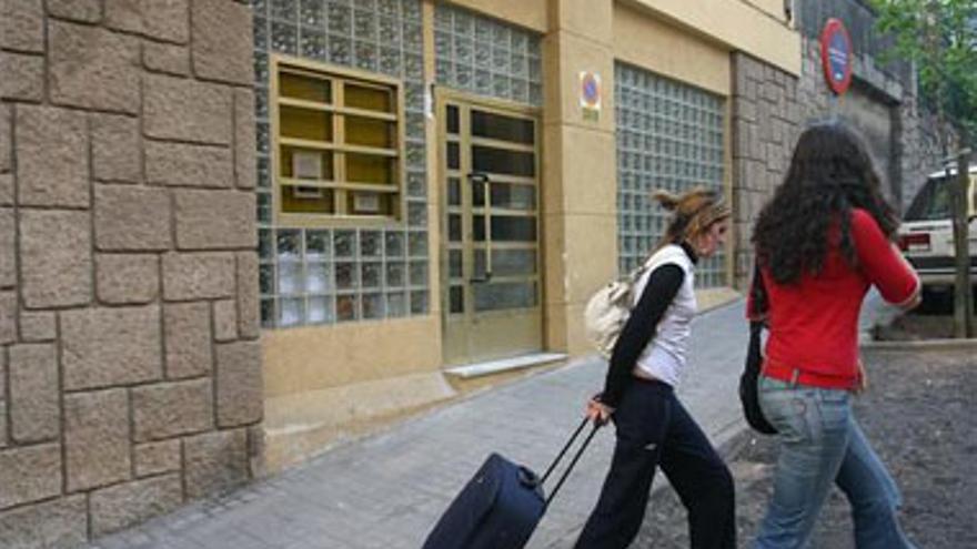 Detenidos cinco jóvenes por causar destrozos en dos establecimientos