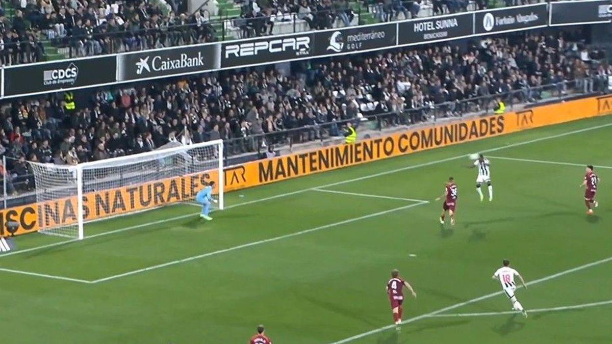 Arriba, la llamativa celebración del gol de Ousmane Camara a la Cultural Leonesa: la captura congela el momento del espectacular remate de cabeza del 9.