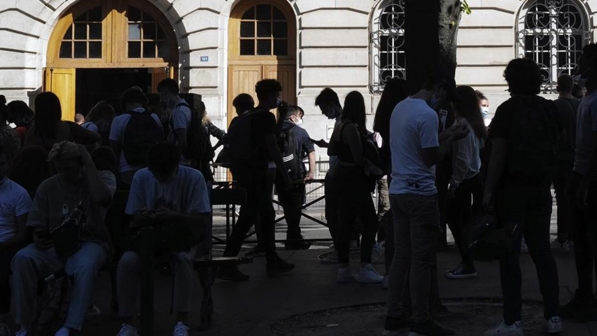 Estudiantes franceses a a la puerta de un colegio en París.