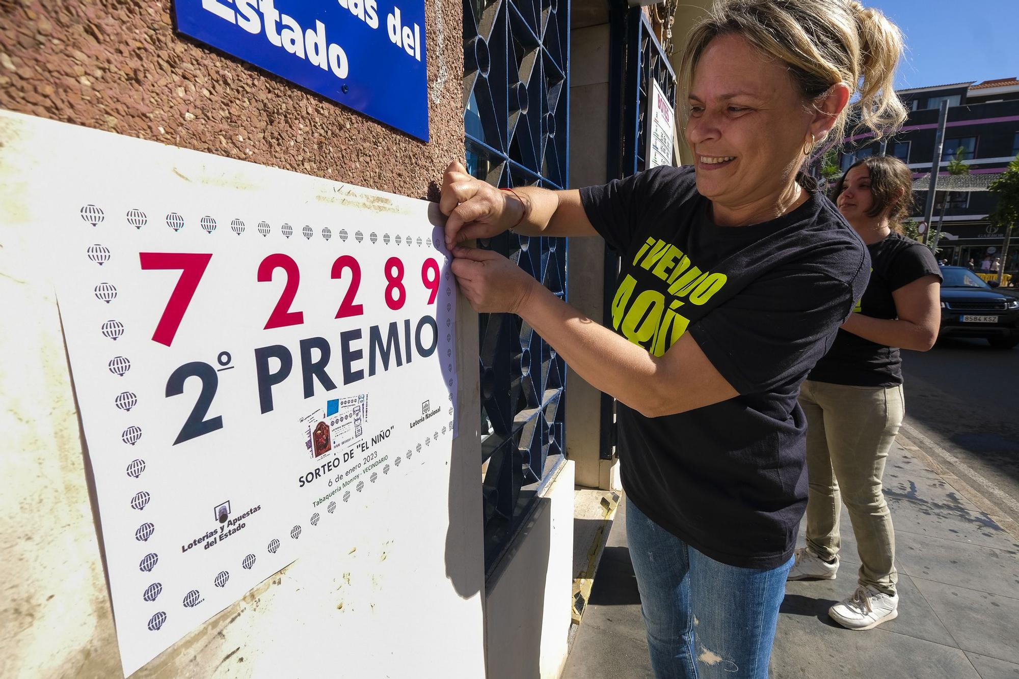 Vecindario reparte del segundo premio de la Lotería del Niño