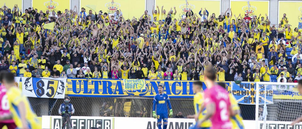 El fondo del sector Naciente, en el último derbi en el Gran Canaria.