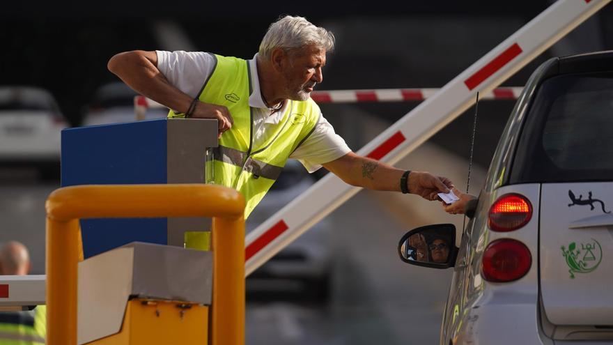 Mira aquí las imágenes del primer día del parking de Can Misses con la barrera bajada