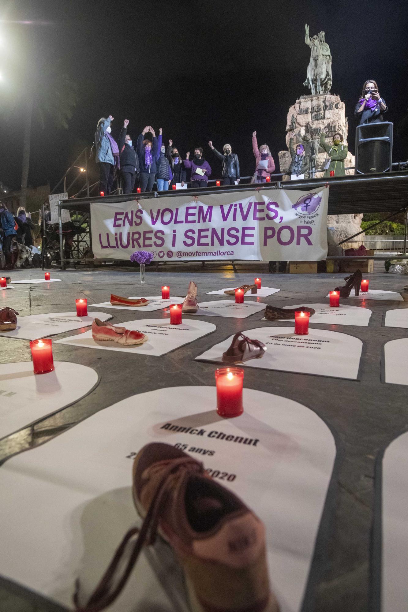 El movimiento feminista de Mallorca lee un manifiesto en la plaza de España de Palma por el 25N