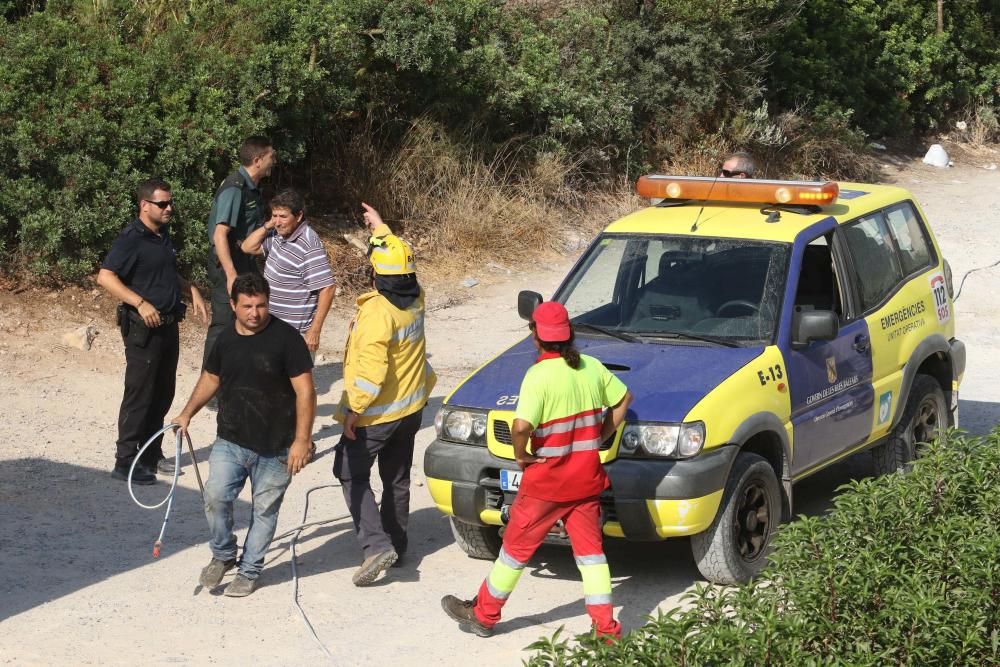 Efectivos y vecinos apagando el fuego