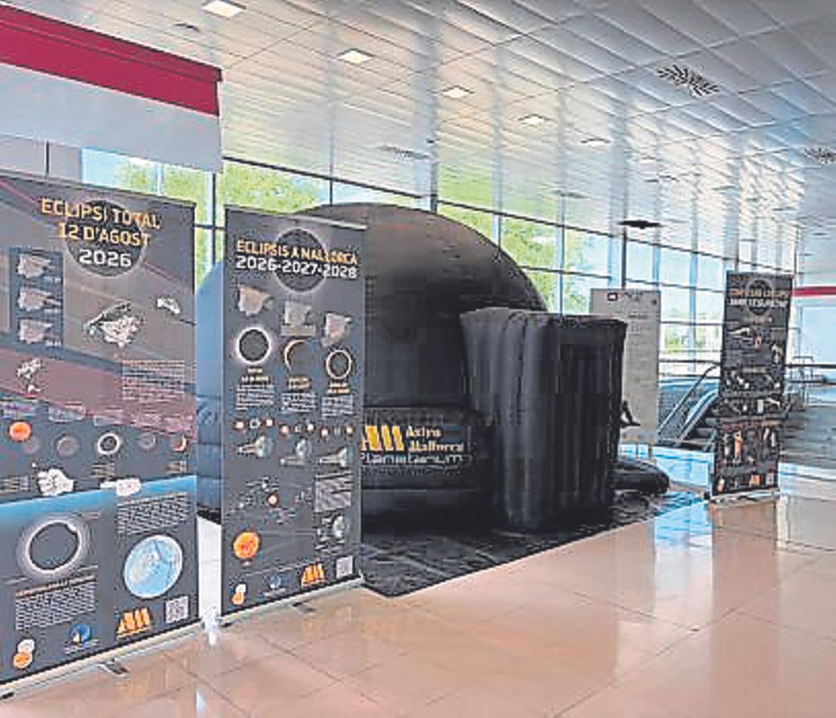 El expositor de AstroMallorca de la feria 'Ciència per a tothom' celebrada en la UIB