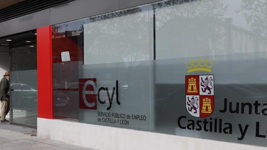 Una persona accede a las oficinas del Ecyl